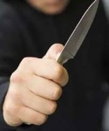 Donna minacciata con un coltello